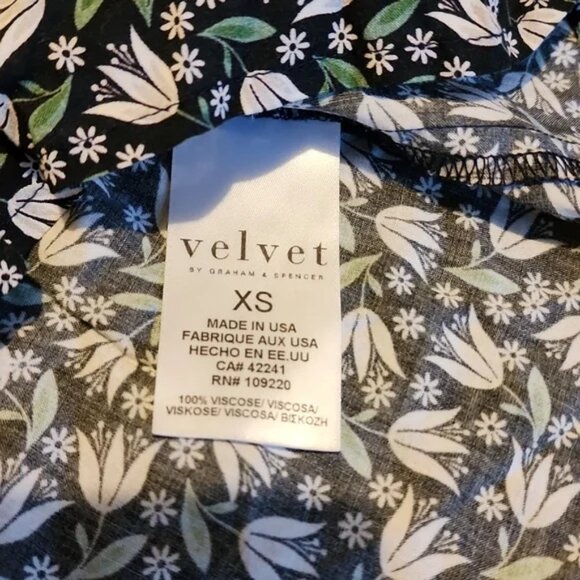 🍁 Velvet by Graham & Spencer floral sleeveless Blouse 🍁 - Picture 4 of 5